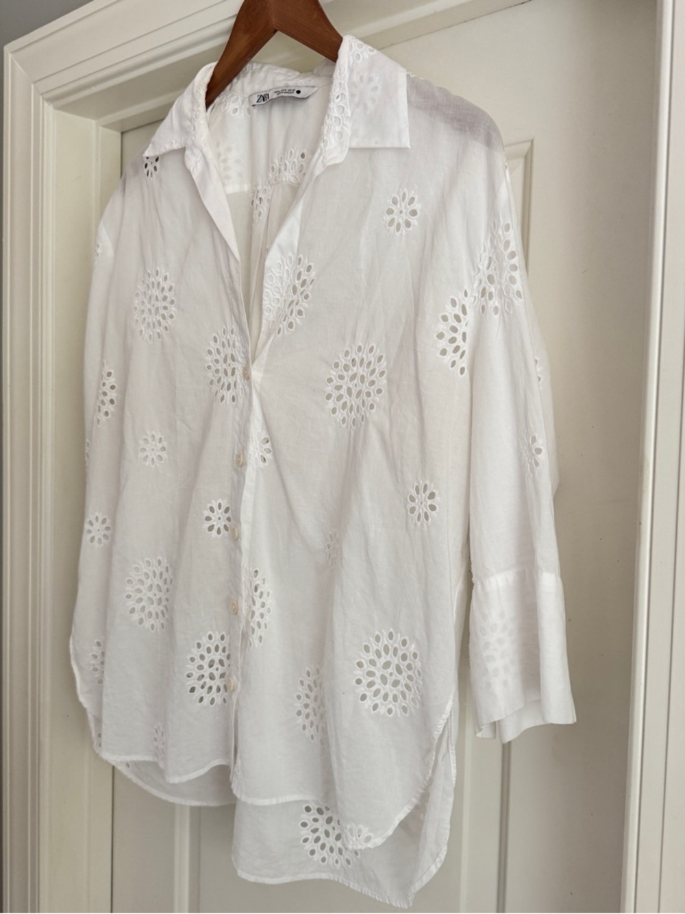 Women’s White Eyelet Cut Out Button-Up Collared Shirt Top Side Medium - Picture 8 of 11